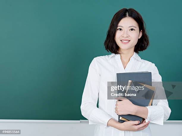 hembra profesor delante de chalkboard - chinese female university student portrait fotografías e imágenes de stock