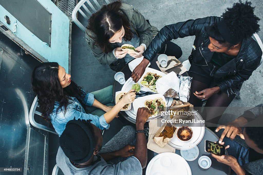 Amis à New York sur la nourriture panier