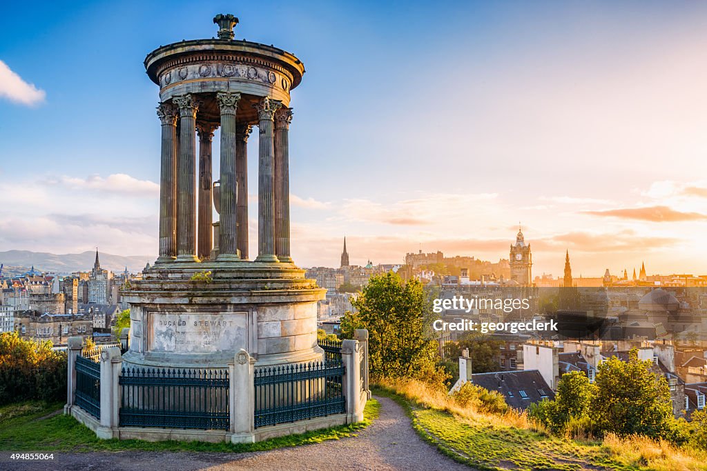 La histórica ciudad de Edimburgo desde Calton colina al atardecer