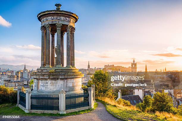 quartier historique d'édimbourg de calton hill, au coucher du soleil - édimbourg photos et images de collection