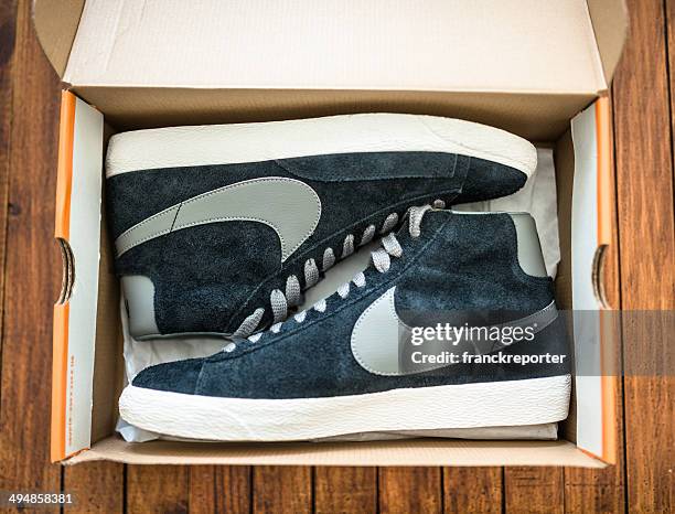 nike blazer mid vintage close up on their box package - nike shoes 個照片及圖片檔