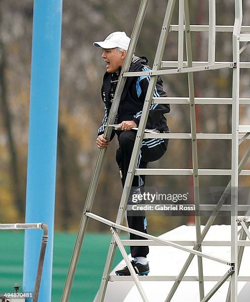 Alejandro Sabella head coach of Argentina shouts instructions to his players during an Argentina training session at Ezeiza Training Camp on May 31,...