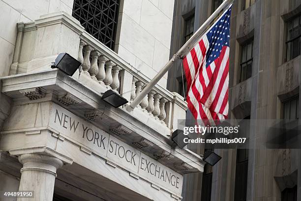 wall street und new york stock exchange - börsensaal stock-fotos und bilder