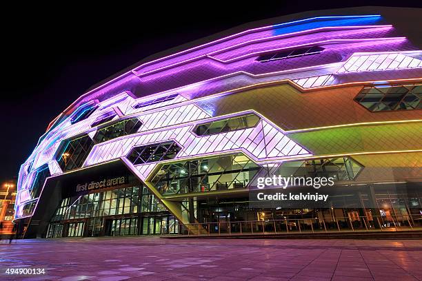 leeds arena extérieur de l'hôtel la nuit - leeds photos et images de collection