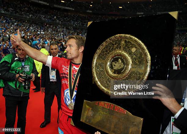 Jonny Wilkinson of Toulon celebrates with the trophy after winning the Top 14 Final between Toulon and Castres Olympique at Stade de France on May...