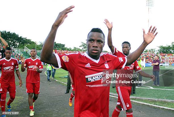 Players of America de Cali celebrate after win a second leg semi final match between Llaneros and America de Cali as part of Torneo Postobon 2014 at...