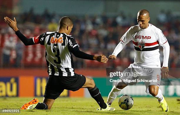 Luis Fabiano of Sao Paulo fights for the ball with Leonardo Silva of Atletico MG, during a match between Sao Paulo x Atletico MG of Brasileirao...