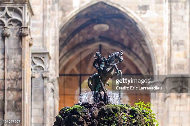 visiting barcelona - barcelona cathedral stock pictures, royalty-free photos & images