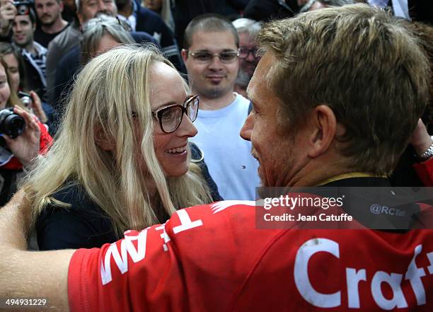 Jonny Wilkinson of RC Toulon hugs his wife Shelley Jenkins after the Top 14 Final between RC Toulon and Castres Olympique at Stade de France on May...