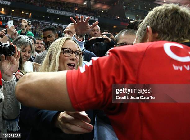 Jonny Wilkinson of RC Toulon hugs his wife Shelley Jenkins after the Top 14 Final between RC Toulon and Castres Olympique at Stade de France on May...