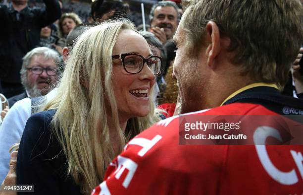 Jonny Wilkinson of RC Toulon hugs his wife Shelley Jenkins after the Top 14 Final between RC Toulon and Castres Olympique at Stade de France on May...