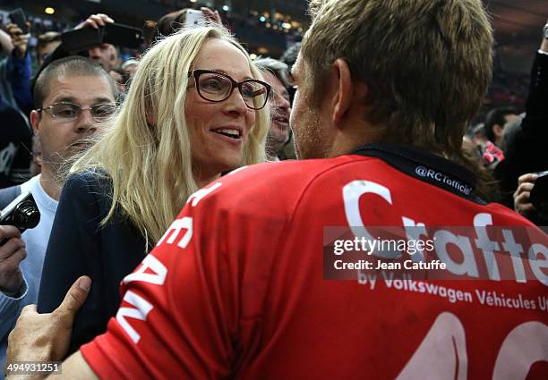 Jonny Wilkinson of RC Toulon hugs his wife Shelley Jenkins after the Top 14 Final between RC Toulon and Castres Olympique at Stade de France on May...