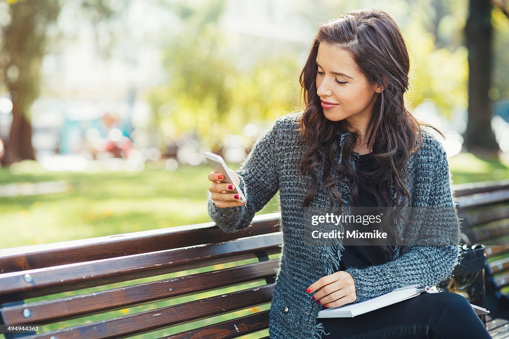 Jeune fille envoyer des SMS sur un smartphone
