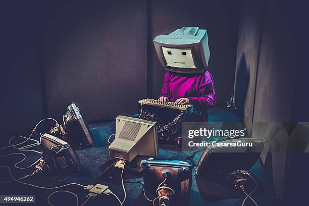 computador freak - realismo conceptual imagens e fotografias de stock