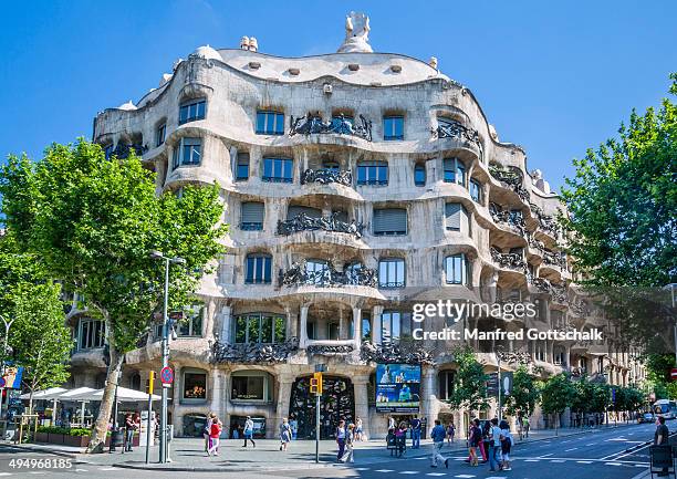 casa mila  la pedrera barcelona - la pedrera stockfoto's en -beelden