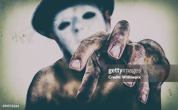 fotografias retro grubby assustador horror mão alcançando - agoirento imagens e fotografias de stock