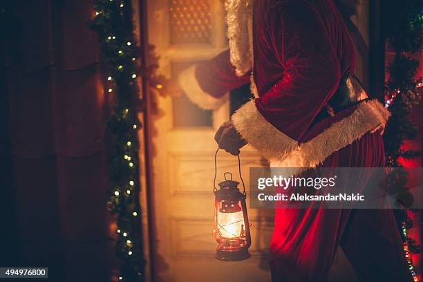 santa claus kommt! - light coming through doors stock-fotos und bilder