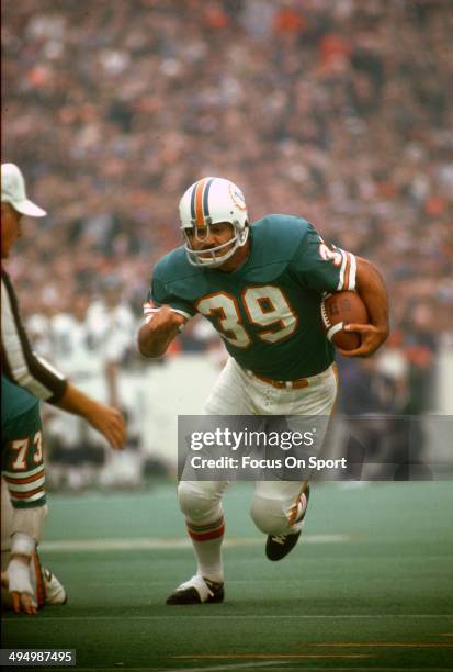 Larry Csonka of the Miami Dolphins carries the ball against the Minnesota Vikings during Super Bowl VIII at Rice Stadium January 13, 1974 in Houston,...