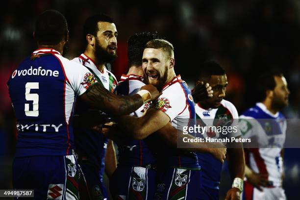 Sam Tomkins of the Warriors celebrates with the team after Chad Townsend scored a try during the round 12 NRL match between the New Zealand Warriors...