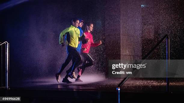 ランナーのランニングで雨の日の夜 - rain night ストックフォトと画像