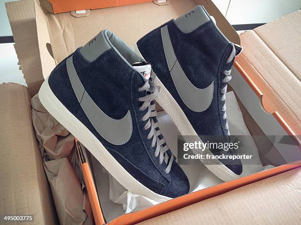 centrale nike blazer vintage primo piano sulla scatola pacco - nike shoes foto e immagini stock