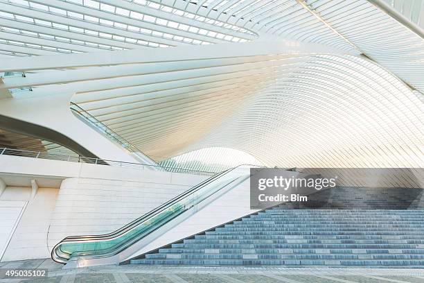 escalator outside modern architecture - liege stockfoto's en -beelden