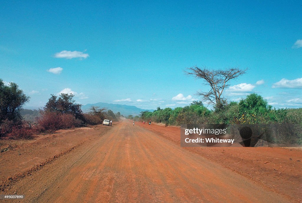 Schotterstrecke, Meru Kenia 1958 Mercedes 180E Auto