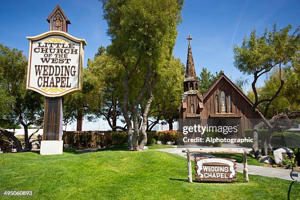 a pequena igreja do oeste - oeste dos estados unidos imagens e fotografias de stock