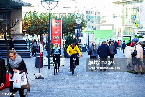 les gens à pied et à vélo couple de dortmund - dortmund ville photos et images de collection