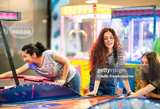 freunden spaß im spielzimmer - amusement arcade stock-fotos und bilder