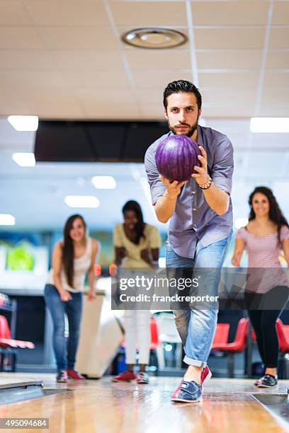 spielen sie bowling, glück spieler - bowlingbahn stock-fotos und bilder