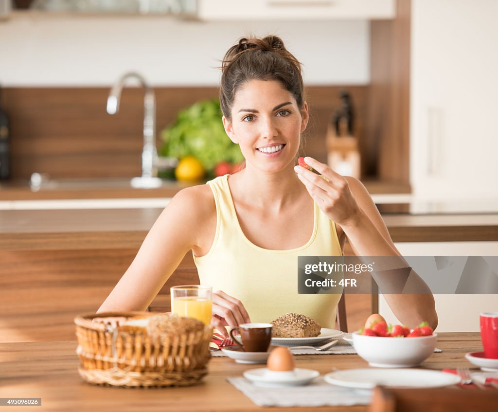 Schöne Frau Genießen Sie ein gesundes Frühstück