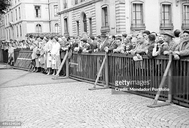 Crowd of onlookers attending the passage of the delegations on the occasion of the Geneva Summit to discuss global security, German unification and...