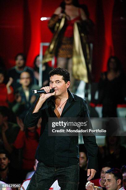 The TV presenter Teo Mammucari on the entertainment show "Mio fratello è pakistano", broadcasted by Canale Cinque. Italy, February 2005