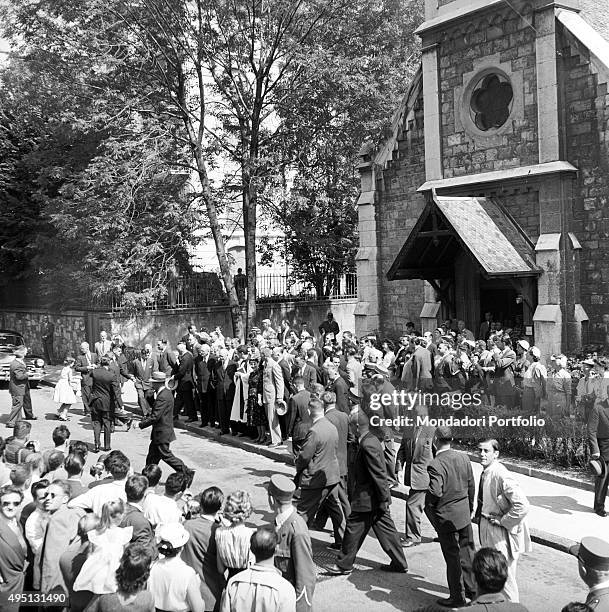 Crowd of people waiting in front of the Emmanuel Church during the Geneva Summit to discuss global security, German unification and disarmament....