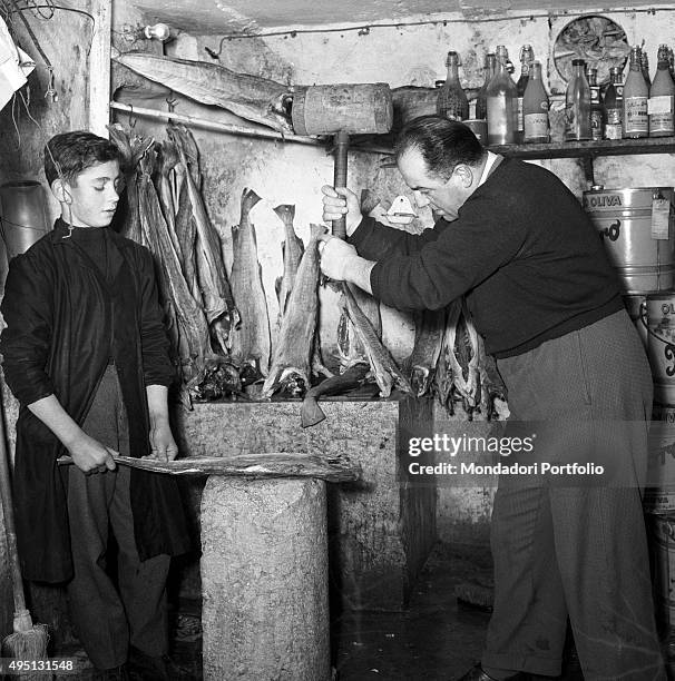 Cod Fishmonger Fishmonger Counter Photos and Premium High Res Pictures - Getty Images
