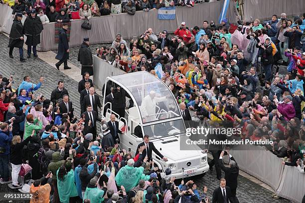 Pope Francis celebrating the Easter mass in St Peter's Square. The devoted listen to the Pope. Vatican City, 5th April 2015