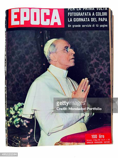 The cover of the weekly magazine Epoca with Pope Pius XII praying on the prie-dieu. Italy, 1955