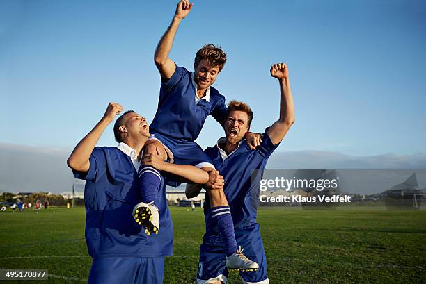 football players cheering after goal - équipe sportive photos et images de collection