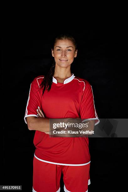 portrait of female football player, black backdrop - uniforme de equipe - fotografias e filmes do acervo