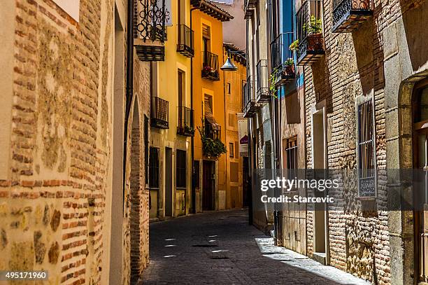 mittelalterliche straße im alcázar, spanien - segovia stock-fotos und bilder