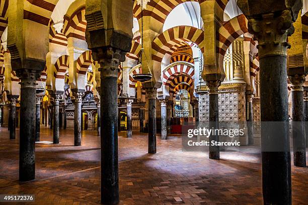 estilo moro arcos en el mezuita en córdoba, españa - mezquita cordoba fotografías e imágenes de stock