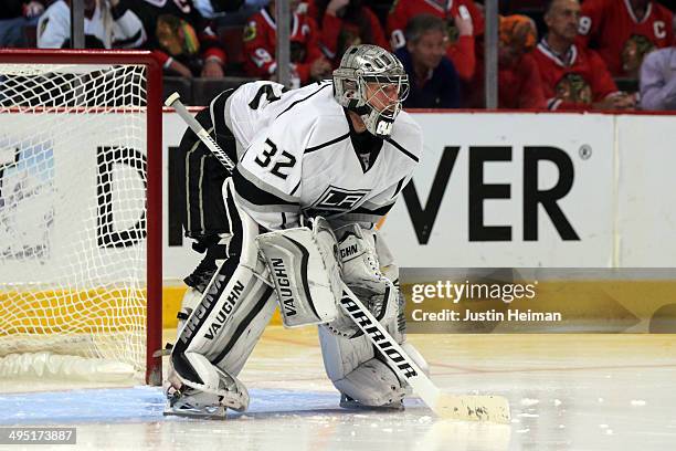 Jonathan Quick of the Los Angeles Kings tends goal against the Chicago Blackhawks during Game Five of the Western Conference Final in the 2014...