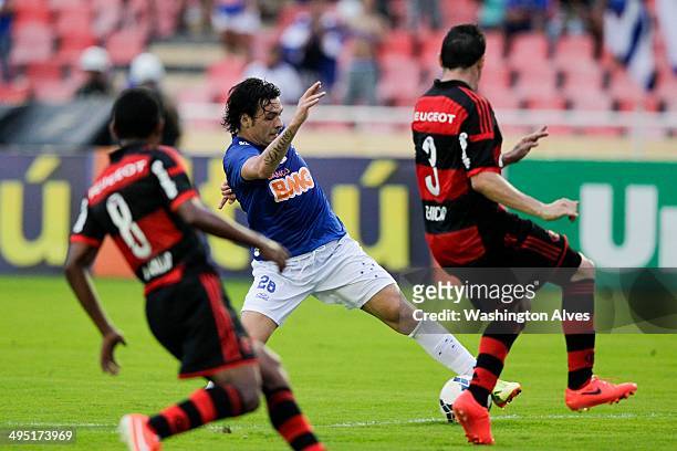 Ricardo Goulart of Cruzeiro struggles for the ball with Marcio Araujo of Flamengo during a match between Cruzeiro and Flamengo as part of Brasileirao...