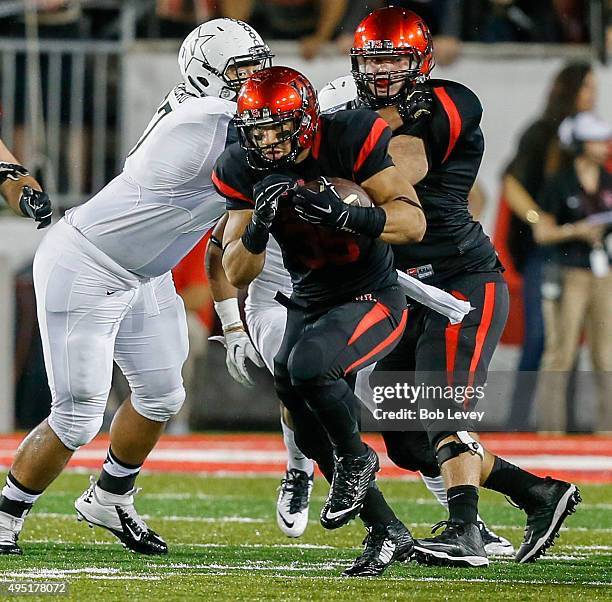 Kenneth Farrow of the Houston Cougars rushes for 22 yards against the Vanderbilt Commodores at TDECU Stadium on October 31, 2015 in Houston, Texas.