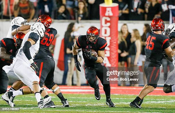 Kenneth Farrow of the Houston Cougars rushes for 22 yards up the middle against the Vanderbilt Commodores at TDECU Stadium on October 31, 2015 in...