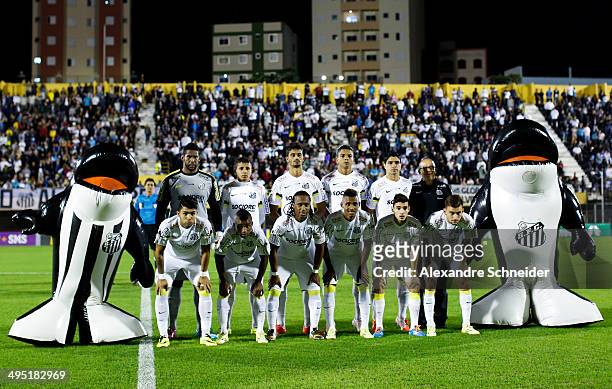 Players of Santos pose for prior photo before the match between Santos and Criciuma for the Brazilian Series A 2014 at Primeiro de Maio Stadium on...