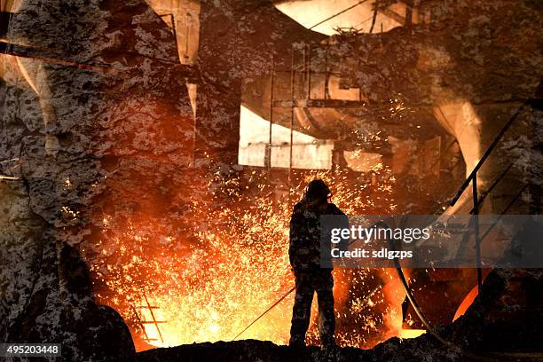 hochofen bügeleisen - steel mill stock-fotos und bilder