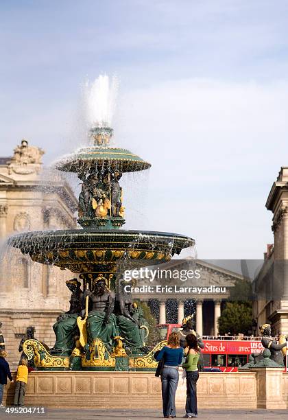 ilustraciones, imágenes clip art, dibujos animados e iconos de stock de visiting paris - plaza de la concordia