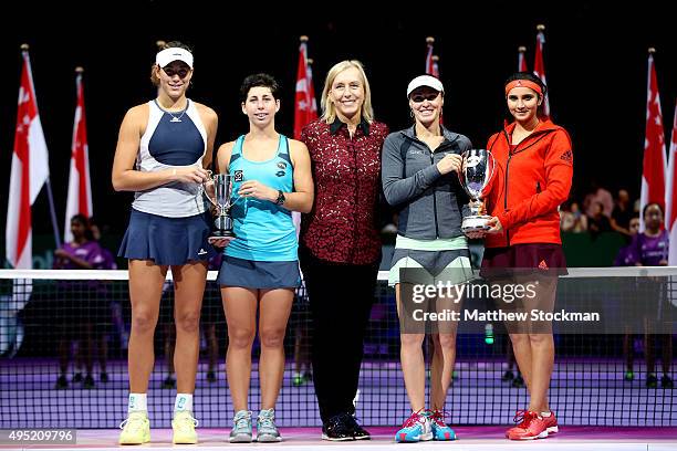 Martina Navratilova poses with Garbine Muguruza of Spain, Carla Suarez Navarro of Spain, Martina Hingis of Switzerland and Sania Mirza of India after...